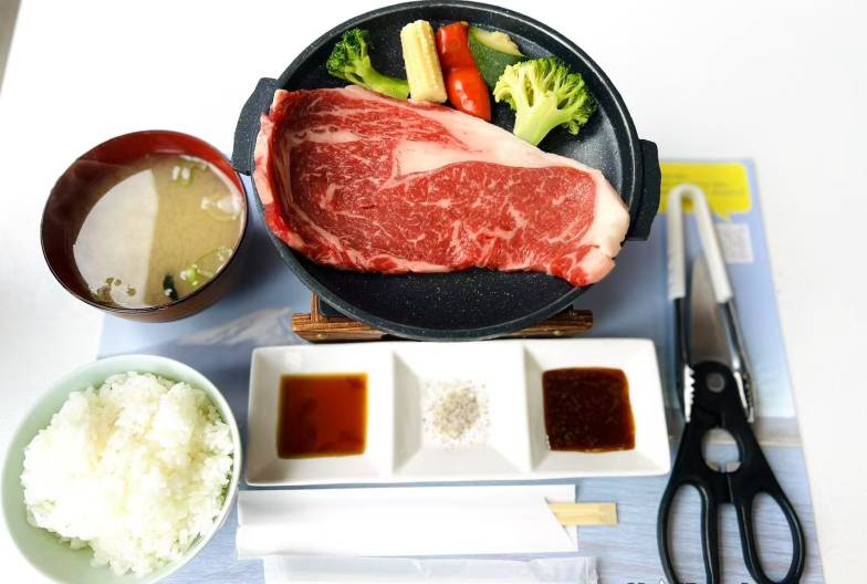 【日本 一人成團系列】富士山經典一日遊：富士山五合目＆河口湖＆忍野八海＆御殿場 Outlet｜含日本國產紅酒牛排｜上野・新宿出發