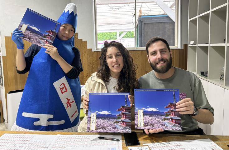 【日本 一人成團系列】富士山河口湖絕景一日遊：新倉山淺間公園＆大石公園＆西湖療癒之鄉 （含習字體驗）・品川&新宿出發